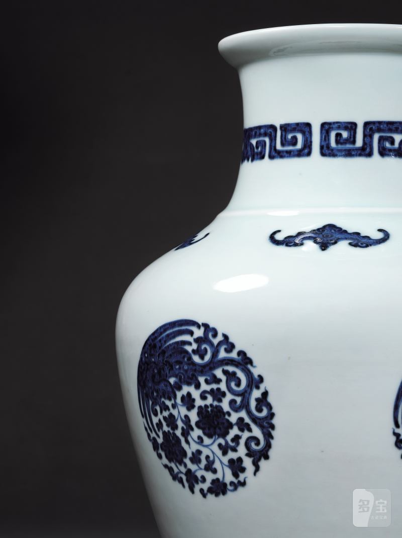 清乾隆 唐窑青花团凤五蝠模印莲瓣弦纹盘口尊 - 图2